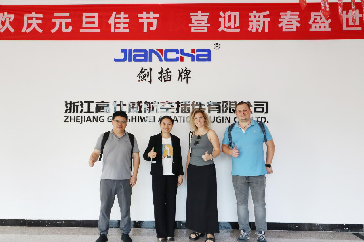 17 अक्टूबर, 2024 को, रूसी ग्राहक कारखाने का निरीक्षण करने और परिपत्र कनेक्टर सहयोग में एक नया अध्याय आकर्षित करने के लिए आए थे